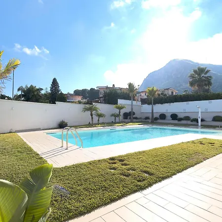 Private Villa, Sun & Pool Villa Mandra Capreria